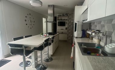 ¡Descubre esta obra maestra arquitectónica! Venta casa dúplex en Villa Santos