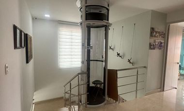 ¡Descubre esta obra maestra arquitectónica! Venta casa dúplex en Villa Santos