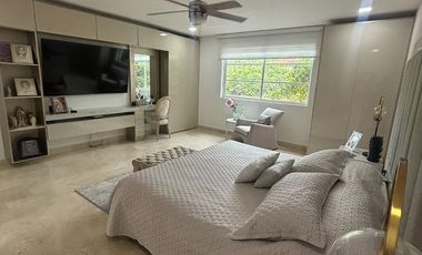 ¡Descubre esta obra maestra arquitectónica! Venta casa dúplex en Villa Santos