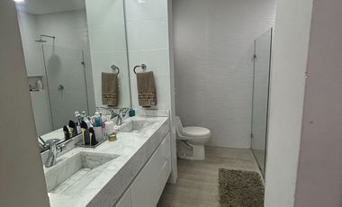 ¡Descubre esta obra maestra arquitectónica! Venta casa dúplex en Villa Santos