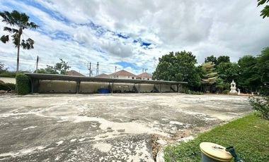 Luxury House with Land for Sale, Near Central Nakhon Pathom Fully furnished with built-in furniture.   ZT494