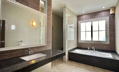 Luxury House with Land for Sale, Near Central Nakhon Pathom Fully furnished with built-in furniture.   ZT494