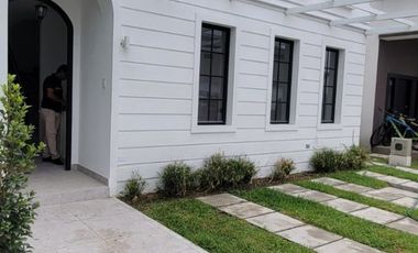 En venta lujosa y moderna casa de estreno en Ciudad Celeste, via a Samborondon