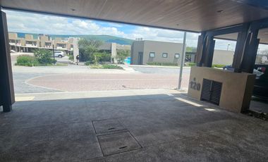 Bonita casa de 2 niveles en Villa Magna zona de Lomas del Campanario Norte en Querétaro