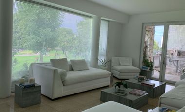 SE VENDE CASA RESIDENCIA EN EL CAMPANARIO QUERÉTARO CON ALBERCA FRENTE A PARQUE CON LAGOS