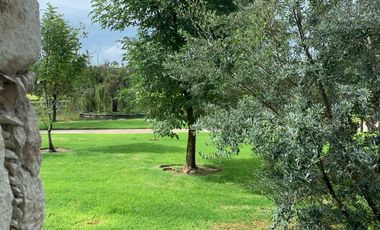 SE VENDE CASA RESIDENCIA EN EL CAMPANARIO QUERÉTARO CON ALBERCA FRENTE A PARQUE CON LAGOS