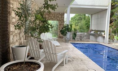 SE VENDE CASA RESIDENCIA EN EL CAMPANARIO QUERÉTARO CON ALBERCA FRENTE A PARQUE CON LAGOS
