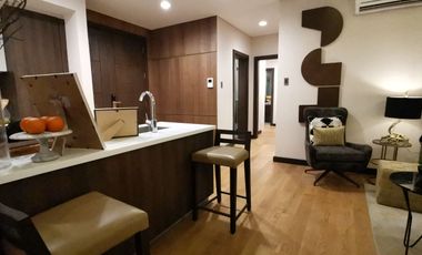 3 Bedroom Bi-Level Penthouse Unit Luxury Condo beside Westin Hotel near Shang