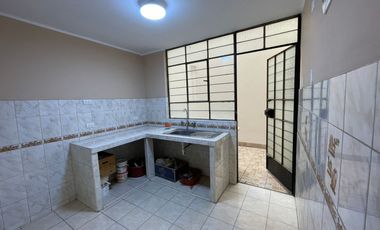 VENTA DE CASA CON LOCAL COMERCIAL – TRES PISOS- CARABAYLLO
