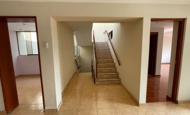 VENTA DE CASA CON LOCAL COMERCIAL – TRES PISOS- CARABAYLLO
