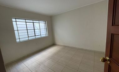 VENTA DE CASA CON LOCAL COMERCIAL – TRES PISOS- CARABAYLLO