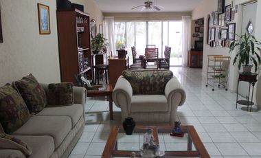 VENDO CASA UNA PLANTA EN FRACC. COSTA DE ORO  BUENA UBICACION