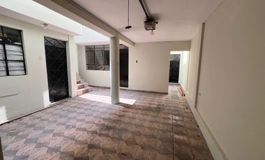 Venta  Casa Remodelada Frente a Parque en el Distrito de Los Olivos, Lima