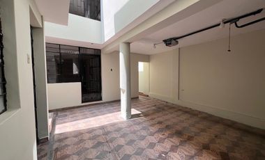 Venta  Casa Remodelada Frente a Parque en el Distrito de Los Olivos, Lima