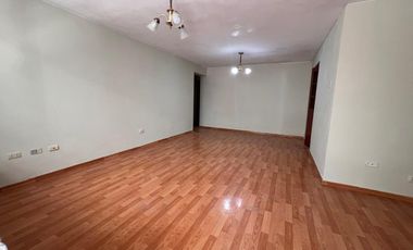 Venta  Casa Remodelada Frente a Parque en el Distrito de Los Olivos, Lima