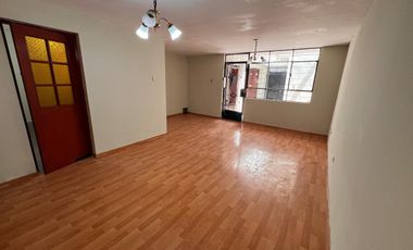 Venta  Casa Remodelada Frente a Parque en el Distrito de Los Olivos, Lima