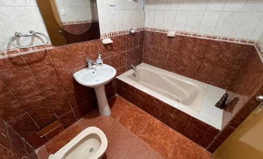 Venta  Casa Remodelada Frente a Parque en el Distrito de Los Olivos, Lima