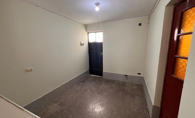 Venta  Casa Remodelada Frente a Parque en el Distrito de Los Olivos, Lima