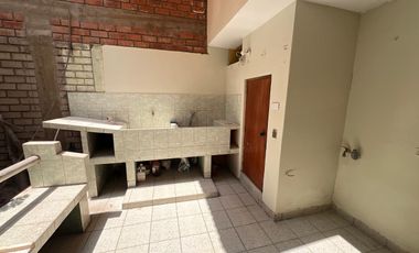 Venta  Casa Remodelada Frente a Parque en el Distrito de Los Olivos, Lima