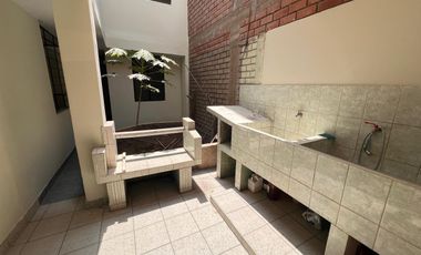 Venta  Casa Remodelada Frente a Parque en el Distrito de Los Olivos, Lima