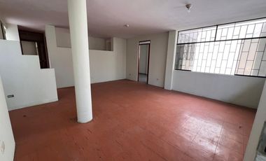 Venta  Casa Remodelada Frente a Parque en el Distrito de Los Olivos, Lima