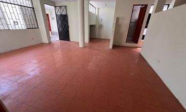 Venta  Casa Remodelada Frente a Parque en el Distrito de Los Olivos, Lima