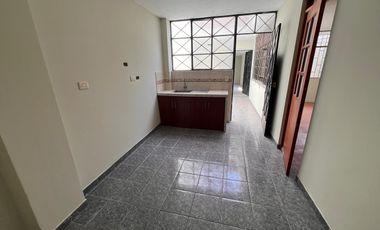 Venta  Casa Remodelada Frente a Parque en el Distrito de Los Olivos, Lima