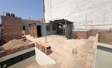 Venta  Casa Remodelada Frente a Parque en el Distrito de Los Olivos, Lima