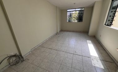 Venta  Casa Remodelada Frente a Parque en el Distrito de Los Olivos, Lima