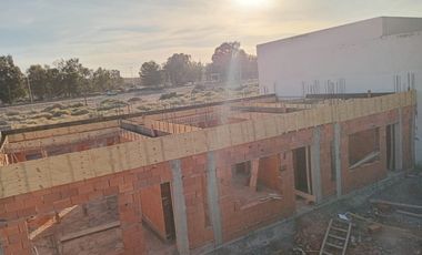 VENDO DUPLEX EN POZO - CENTENARIO - PERTICONE
