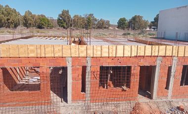 VENDO DUPLEX EN POZO - CENTENARIO - PERTICONE