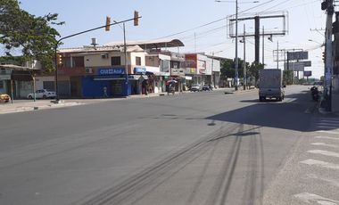 En venta casa rentera en la Avenida principal La Libertad Ecuador