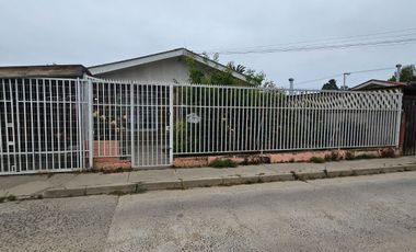 CASA DE 3 DORMITORIOS, 1 BAÑO, AMPLIO PATIO. A 3 CUADRAS DE AV. VALPARAÍSO, PARADERO 12