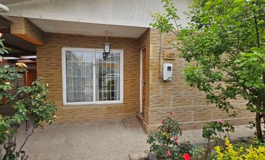 CASA DE 3 DORMITORIOS, 1 BAÑO, AMPLIO PATIO. A 3 CUADRAS DE AV. VALPARAÍSO, PARADERO 12