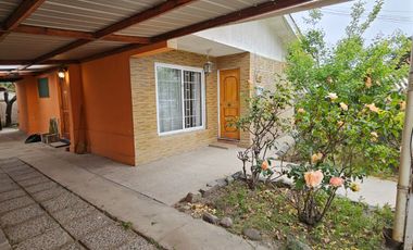 CASA DE 3 DORMITORIOS, 1 BAÑO, AMPLIO PATIO. A 3 CUADRAS DE AV. VALPARAÍSO, PARADERO 12