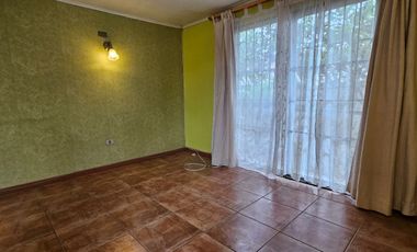 CASA DE 3 DORMITORIOS, 1 BAÑO, AMPLIO PATIO. A 3 CUADRAS DE AV. VALPARAÍSO, PARADERO 12