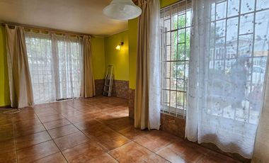 CASA DE 3 DORMITORIOS, 1 BAÑO, AMPLIO PATIO. A 3 CUADRAS DE AV. VALPARAÍSO, PARADERO 12
