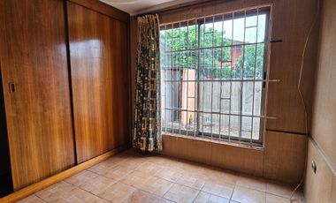 CASA DE 3 DORMITORIOS, 1 BAÑO, AMPLIO PATIO. A 3 CUADRAS DE AV. VALPARAÍSO, PARADERO 12