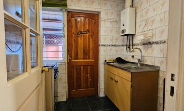 CASA DE 3 DORMITORIOS, 1 BAÑO, AMPLIO PATIO. A 3 CUADRAS DE AV. VALPARAÍSO, PARADERO 12