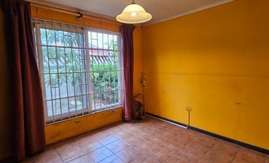 CASA DE 3 DORMITORIOS, 1 BAÑO, AMPLIO PATIO. A 3 CUADRAS DE AV. VALPARAÍSO, PARADERO 12