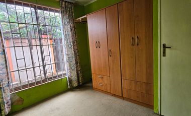 CASA DE 3 DORMITORIOS, 1 BAÑO, AMPLIO PATIO. A 3 CUADRAS DE AV. VALPARAÍSO, PARADERO 12