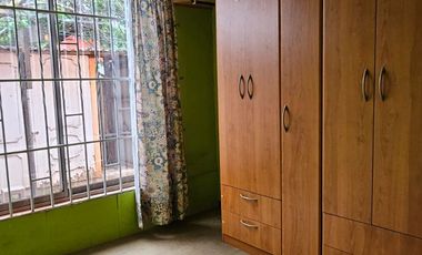 CASA DE 3 DORMITORIOS, 1 BAÑO, AMPLIO PATIO. A 3 CUADRAS DE AV. VALPARAÍSO, PARADERO 12