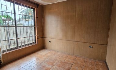 CASA DE 3 DORMITORIOS, 1 BAÑO, AMPLIO PATIO. A 3 CUADRAS DE AV. VALPARAÍSO, PARADERO 12