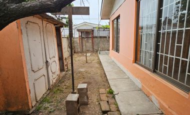 CASA DE 3 DORMITORIOS, 1 BAÑO, AMPLIO PATIO. A 3 CUADRAS DE AV. VALPARAÍSO, PARADERO 12