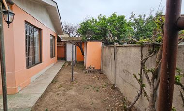CASA DE 3 DORMITORIOS, 1 BAÑO, AMPLIO PATIO. A 3 CUADRAS DE AV. VALPARAÍSO, PARADERO 12