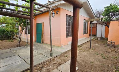 CASA DE 3 DORMITORIOS, 1 BAÑO, AMPLIO PATIO. A 3 CUADRAS DE AV. VALPARAÍSO, PARADERO 12
