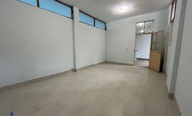 Edificio para oficina con 8 cubículos en Ecatepec, EdoMex.
