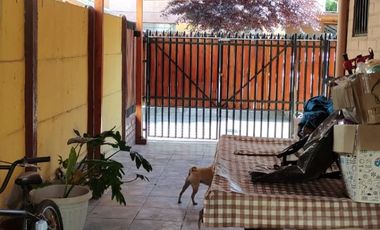 casa de dos pisos en el centro mismo de Lampa