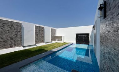 CASA EN VENTA CON ALBERCA, A 5 MIN. DE CENTRAL DE ABASTOS DE CUAUTLA, MOR.