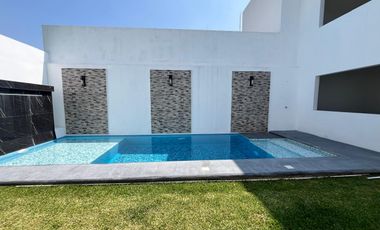 CASA EN VENTA CON ALBERCA, A 5 MIN. DE CENTRAL DE ABASTOS DE CUAUTLA, MOR.